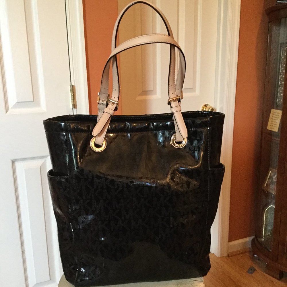**JUST LISTED**MICHAEL KORS JET SET BLACK TOTE